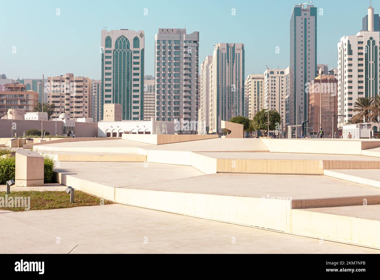 ABU DHABI, VAE - 13. NOVEMBER 2022: Straßen und Wolkenkratzer. Hohe moderne Glasgebäude in Abu Dhabi. Vereinigte Arabische Emirate. Stockfoto
