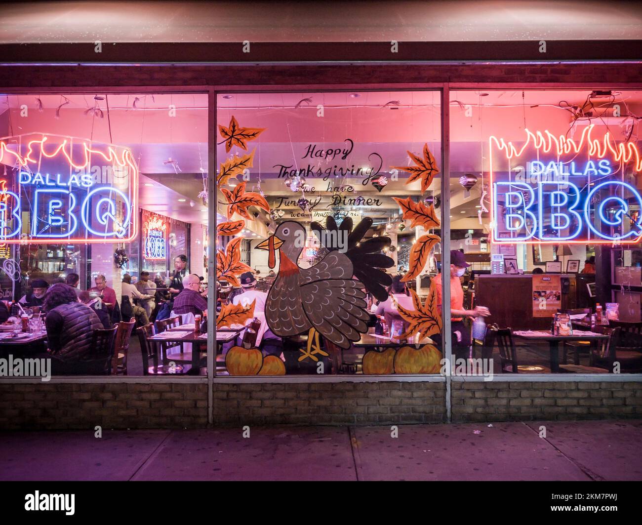 Das Dallas BBQ Restaurant in New York wirbt für ihr Thanksgiving Dinner, das am Dienstag, den 22. November 2022 gesehen wird. Die Inflation hat die Kosten eines Thanksgiving-Abendessens gegenüber dem Vorjahr um 20% erhöht. (© Richard B. Levine) Stockfoto
