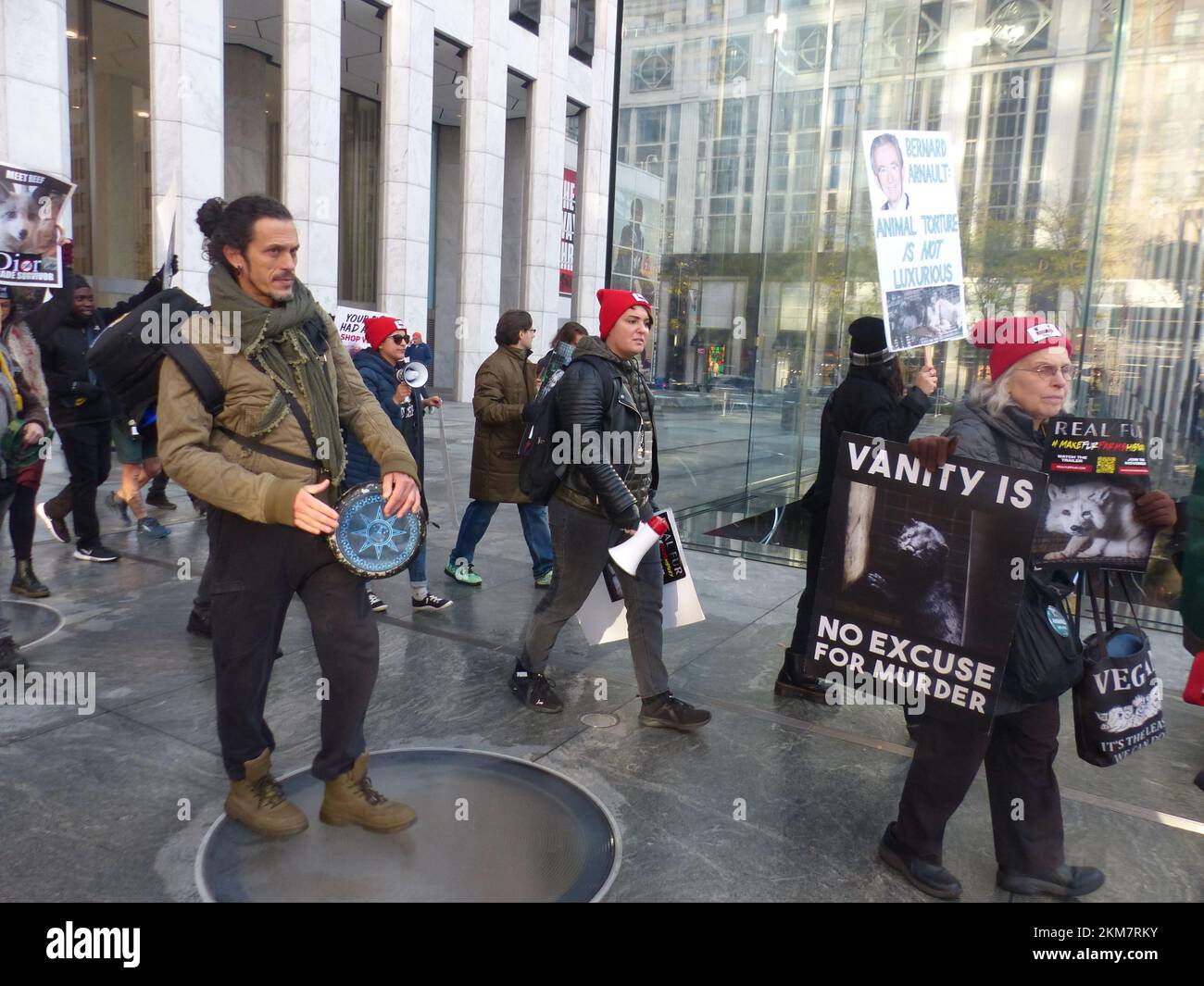 Christian Dior Boutique, 767 5. Ave, New York, NY 10153, USA. 25. November 2022. Die von „Anti-Pelz March NYC“ organisierten, unbequemen Vorführungen, die sich mit den großen Modeveranstaltungen in Manhattan überschneiden, stören die Eingangsbereiche rund um die eleganten Türschwellen der Fifth Avenue von Manhatten Retail Fashion Leaders Christian Dior und Louis Vuitton. ©Julia Mineeva/EGBN TV News/Alamy Live News Stockfoto