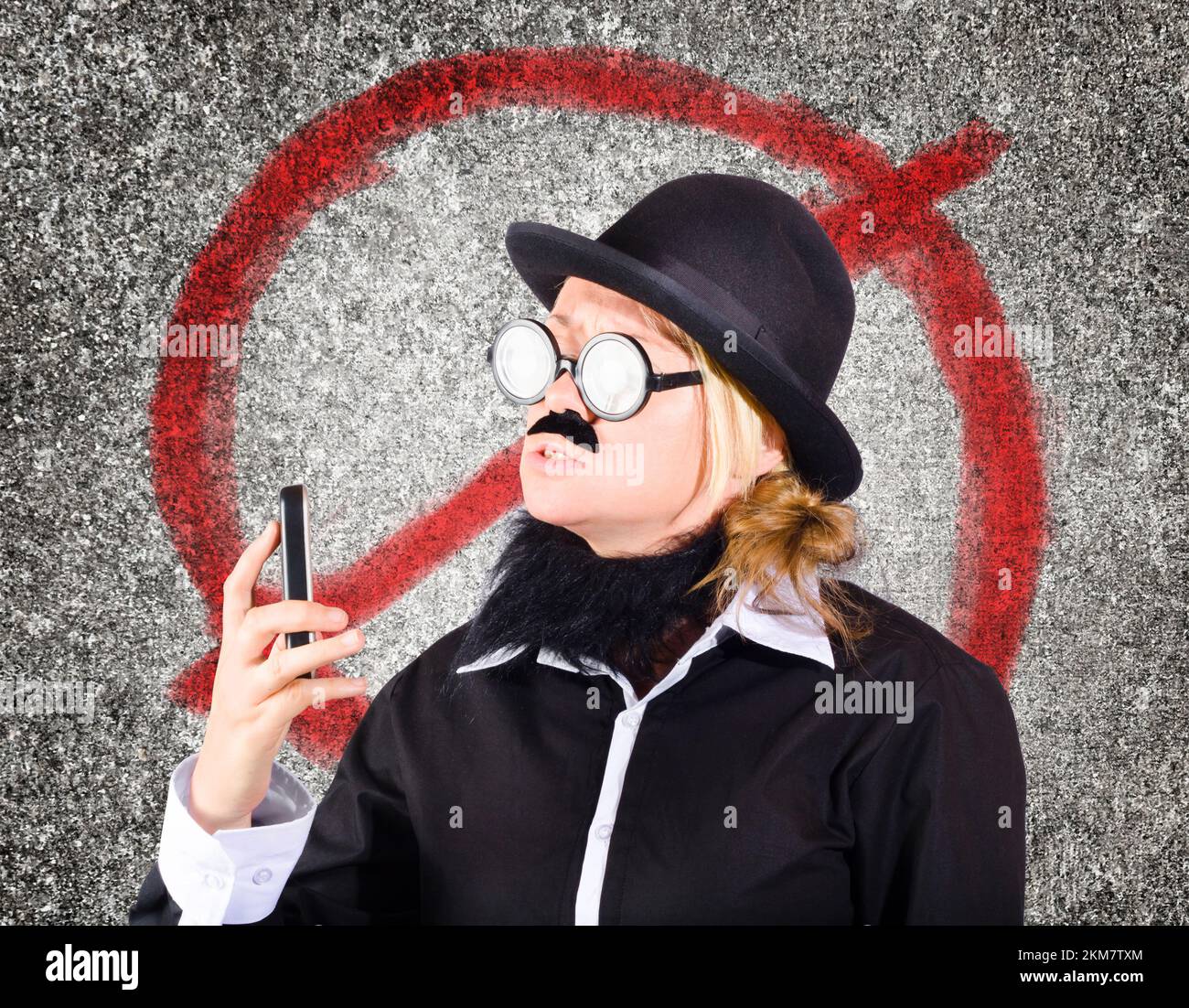 Wütend Geschäftsmann mit Slimline Handy spielen, Empfang in einem Kommunikationskonzept scheitern zu bekommen Stockfoto