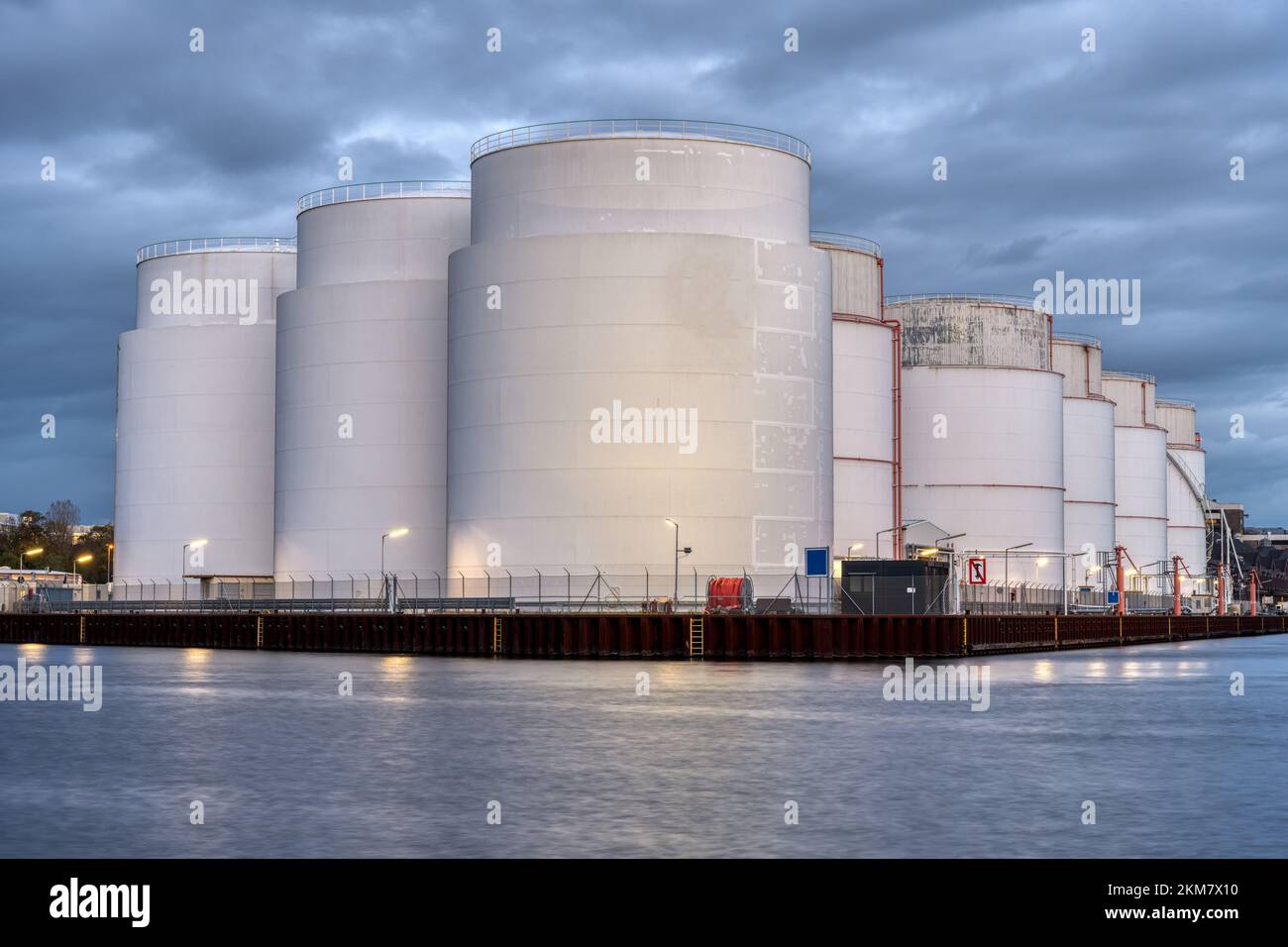 Lagertanks für fossile Brennstoffe in der Dämmerung in Berlin Stockfoto