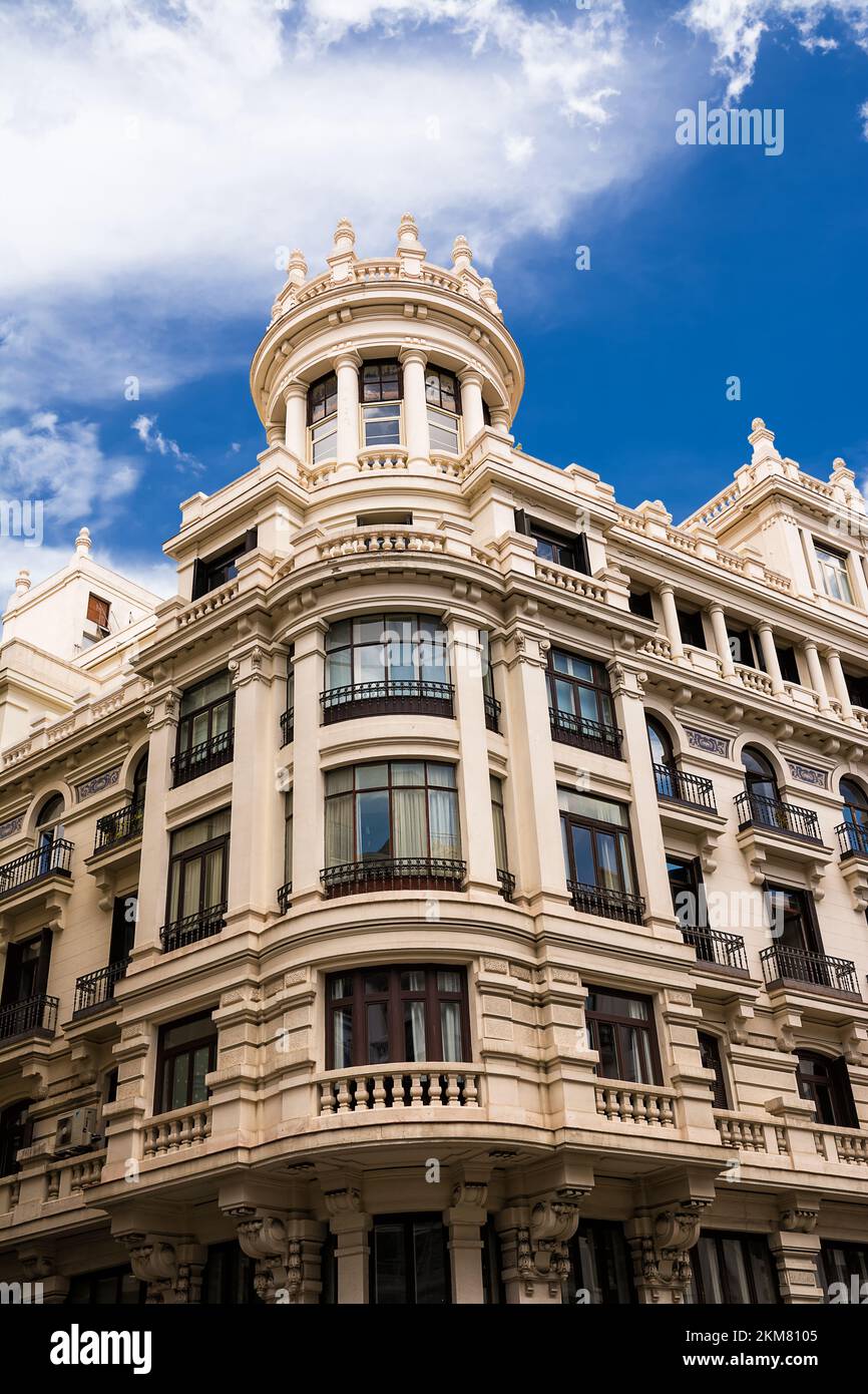 Madrid, Spanien - 20. Juni 2022: Ecke eines Gebäudes mit Blick auf die Gran Via in Madrid Stockfoto