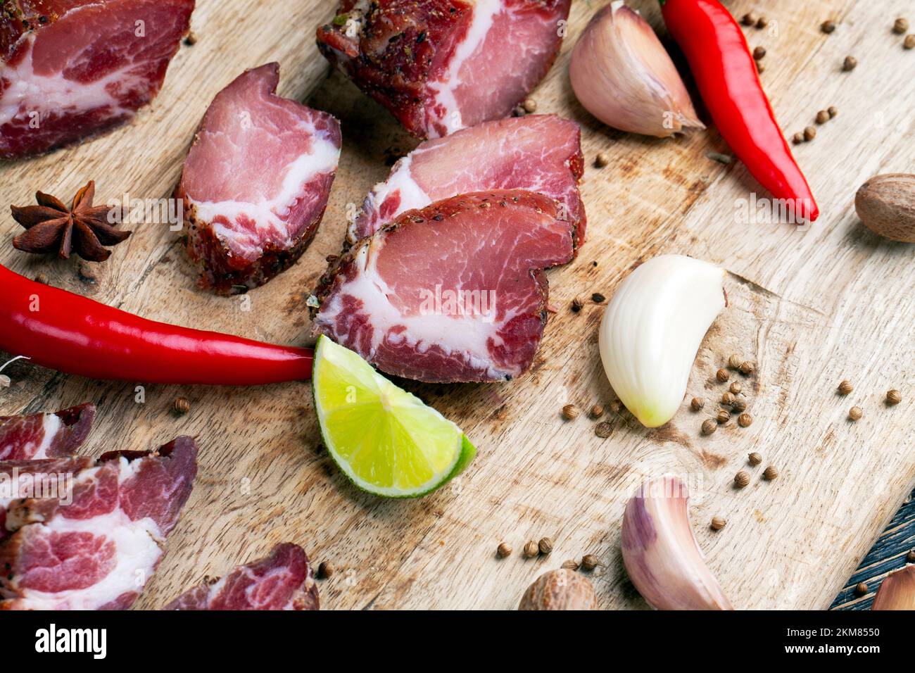 Schweinefleisch und Speck werden beim Kochen in Scheiben geschnitten ...