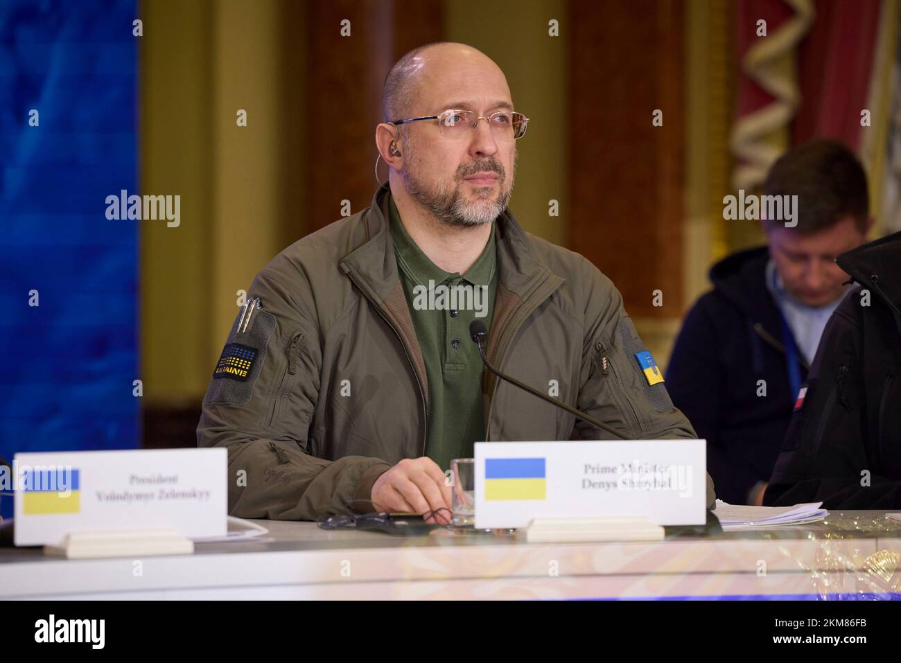 Kiew, Ukraine. 26.. November 2022. Der ukrainische Ministerpräsident Denys Shmyhal hört sich die Bemerkungen des Mariinsky-Palastes während des ersten Internationalen Gipfels für Ernährungssicherheit unter dem Korn des humanitären Programms der Ukraine am 26. November 2022 in Kiew, Ukraine, an. Der Gipfel findet am 90.. Jahrestag der Holodomor-Hungersnot statt, bei der Millionen von Ukrainern unter dem sowjetischen Führer Joseph Stalin ums Leben kamen. Kredit: Ukrainischer Ratsvorsitz/Pressestelle Des Ukrainischen Präsidenten/Alamy Live News Stockfoto