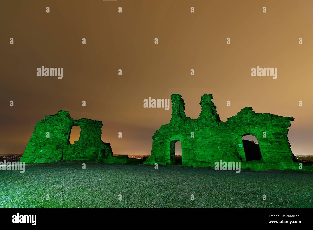 Sandal Castle in Wakefield, beleuchtet bei Nacht Stockfoto