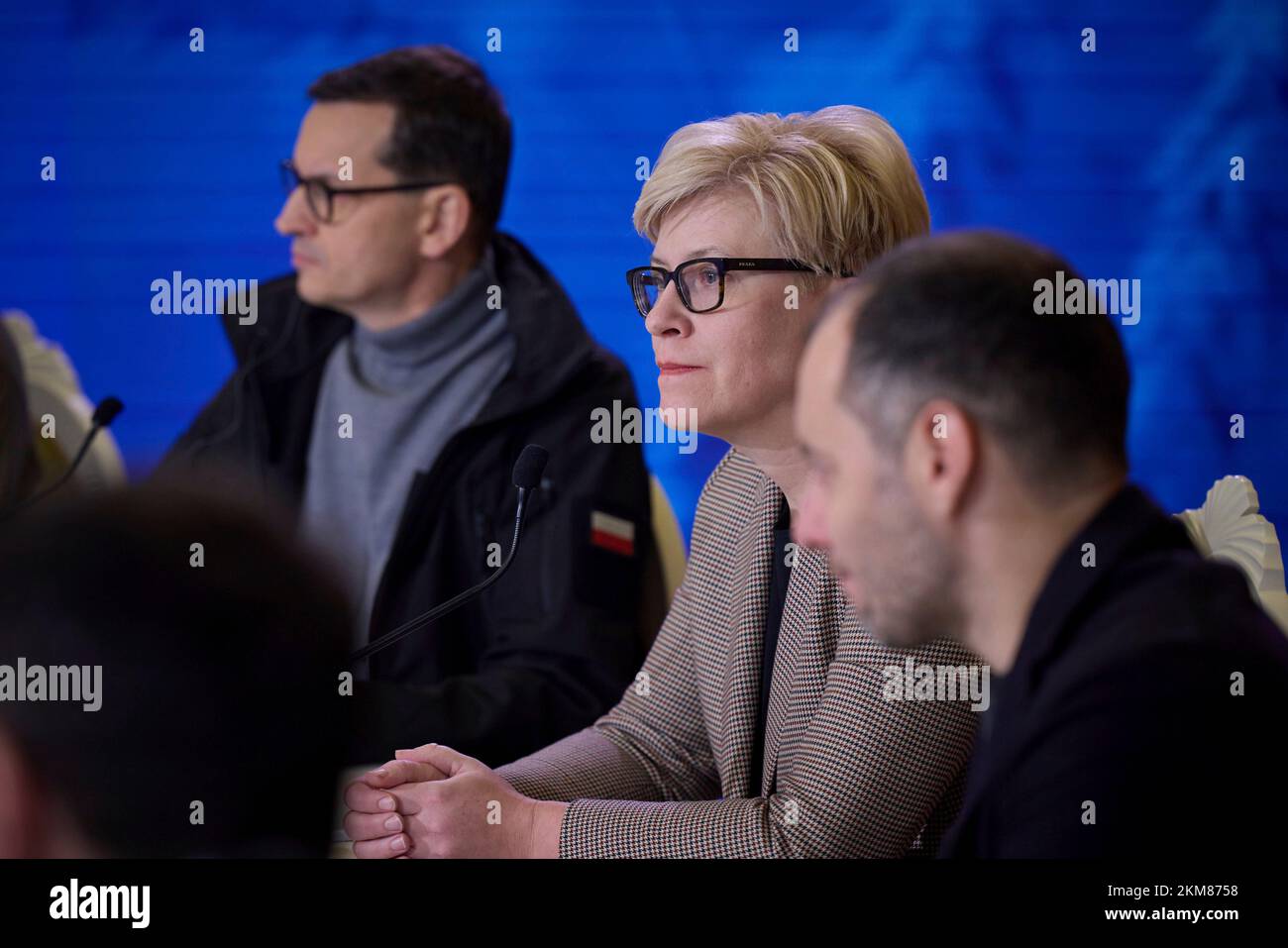 Kiew, Ukraine. 26.. November 2022. Litauische Premierministerin Ingrida SIMONYTE, Zentrum, hört sich die Bemerkungen während des ersten internationalen Gipfels für Ernährungssicherheit im Rahmen des humanitären Programms „Getreide aus der Ukraine“ des Mariinsky-Palastes am 26. November 2022 in Kiew, Ukraine, an. Der Gipfel findet am 90.. Jahrestag der Holodomor-Hungersnot statt, bei der Millionen von Ukrainern unter dem sowjetischen Führer Joseph Stalin ums Leben kamen. Kredit: Ukrainischer Ratsvorsitz/Pressestelle Des Ukrainischen Präsidenten/Alamy Live News Stockfoto