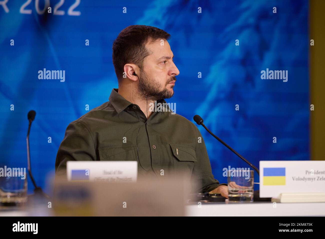 Kiew, Ukraine. 26.. November 2022. Der ukrainische Präsident Wolodymyr Zelenskyy hört sich die Bemerkungen des Mariinsky-Palastes am 26. November 2022 in Kiew, Ukraine, anlässlich des ersten Internationalen Gipfels für Ernährungssicherheit unter dem humanitären Programm Getreide aus der Ukraine an. Der Gipfel findet am 90.. Jahrestag der Holodomor-Hungersnot statt, bei der Millionen von Ukrainern unter dem sowjetischen Führer Joseph Stalin ums Leben kamen. Kredit: Ukrainischer Ratsvorsitz/Pressestelle Des Ukrainischen Präsidenten/Alamy Live News Stockfoto