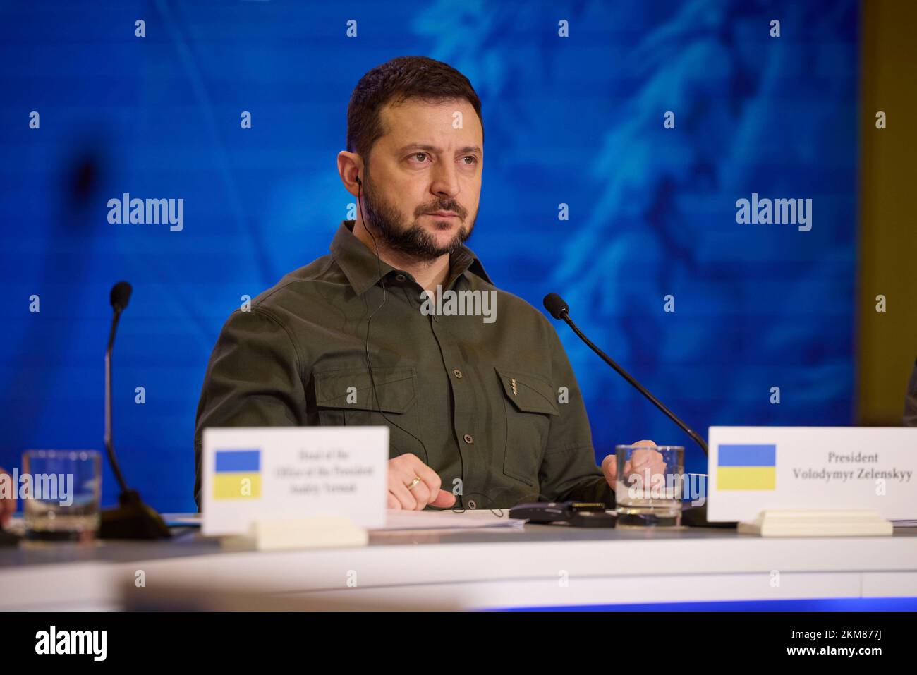 Kiew, Ukraine. 26.. November 2022. Der ukrainische Präsident Wolodymyr Zelenskyy hört sich die Bemerkungen des Mariinsky-Palastes am 26. November 2022 in Kiew, Ukraine, anlässlich des ersten Internationalen Gipfels für Ernährungssicherheit unter dem humanitären Programm Getreide aus der Ukraine an. Der Gipfel findet am 90.. Jahrestag der Holodomor-Hungersnot statt, bei der Millionen von Ukrainern unter dem sowjetischen Führer Joseph Stalin ums Leben kamen. Kredit: Ukrainischer Ratsvorsitz/Pressestelle Des Ukrainischen Präsidenten/Alamy Live News Stockfoto