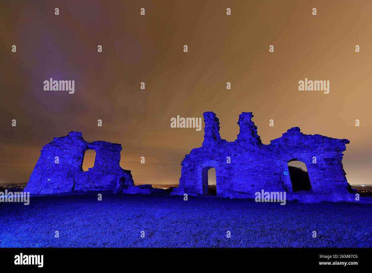 Sandal Castle in Wakefield, beleuchtet bei Nacht Stockfoto