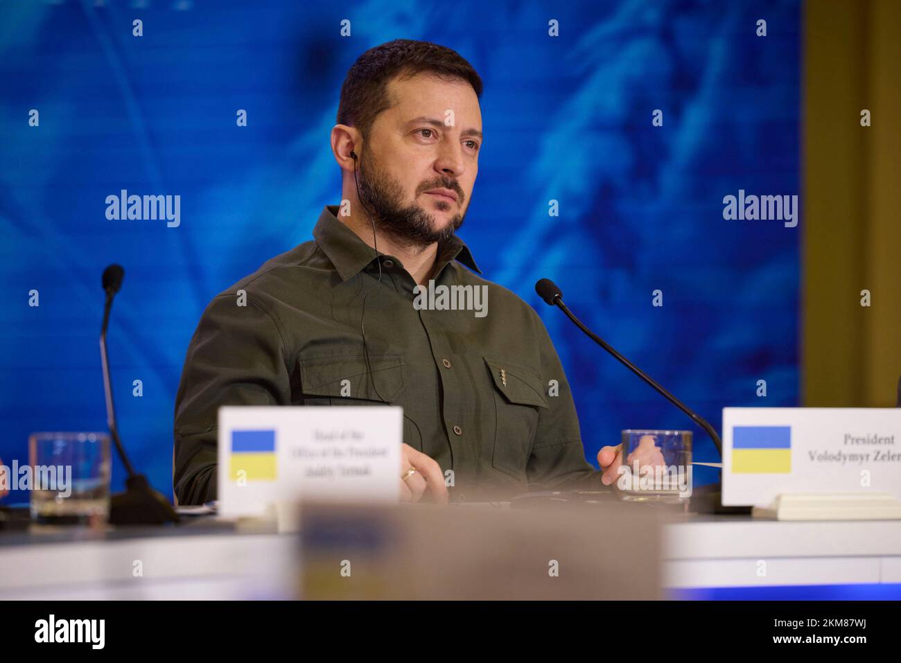 Kiew, Ukraine. 26.. November 2022. Der ukrainische Präsident Wolodymyr Zelenskyy hört sich die Bemerkungen des Mariinsky-Palastes am 26. November 2022 in Kiew, Ukraine, anlässlich des ersten Internationalen Gipfels für Ernährungssicherheit unter dem humanitären Programm Getreide aus der Ukraine an. Der Gipfel findet am 90.. Jahrestag der Holodomor-Hungersnot statt, bei der Millionen von Ukrainern unter dem sowjetischen Führer Joseph Stalin ums Leben kamen. Kredit: Ukrainischer Ratsvorsitz/Pressestelle Des Ukrainischen Präsidenten/Alamy Live News Stockfoto