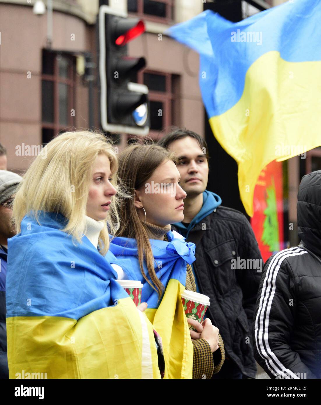 Manchester, Großbritannien, 26.. November 2022. Eine kleine Demonstration über die russische Invasion der Ukraine in Piccadilly Gardens, im Zentrum von Manchester, England, Großbritannien. Sie wurde vom Ukrainian Cultural Centre Manchester organisiert. Im Protest wurde festgestellt, dass es sich um den 90.. Jahrestag der Terrorhungersnot in der sowjetischen Ukraine von 1932 bis 1933 handelt, dem Holodomor, der Millionen Ukrainer tötete. Kredit: Terry Waller/Alamy Live News Stockfoto
