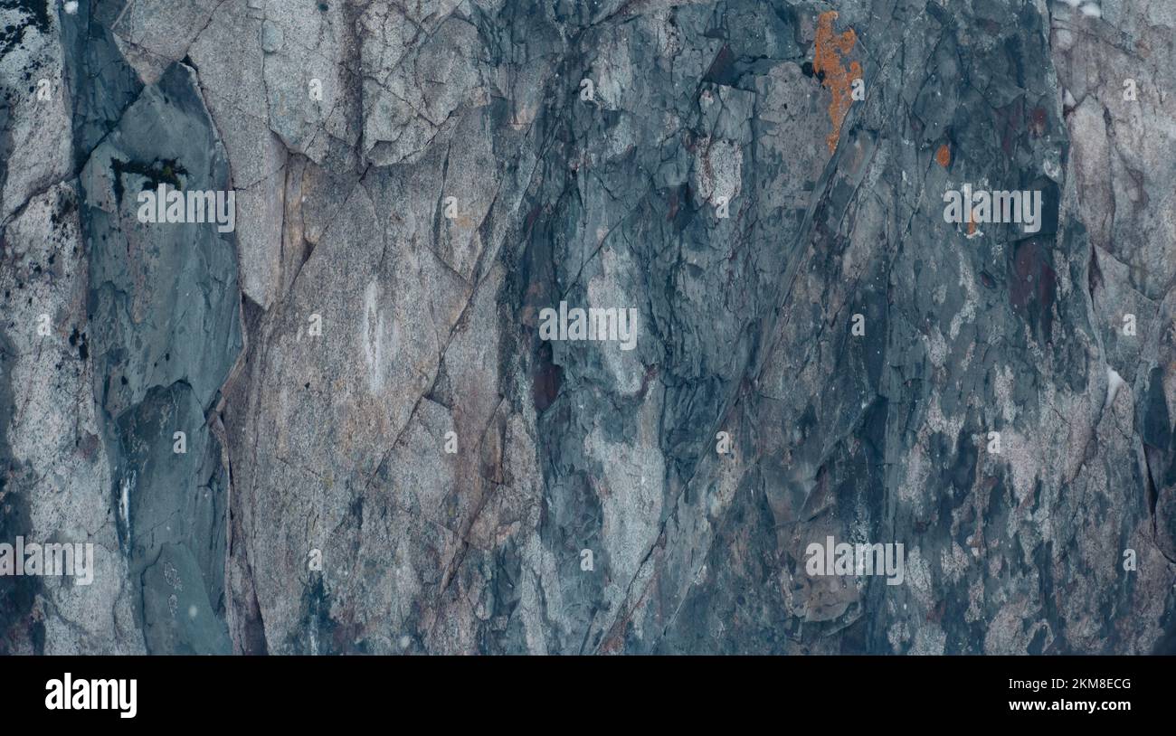 Nahaufnahme strukturierter Felsblöcke in der Antarktis. Stockfoto