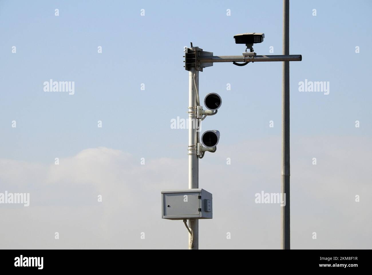 Eine Radarkamera zur Überwachung der Autobahnen, um die Fahrzeuge auf den Straßen zu erkennen und aufzuzeichnen, und die Behörde kann die oben genannten Stockfoto