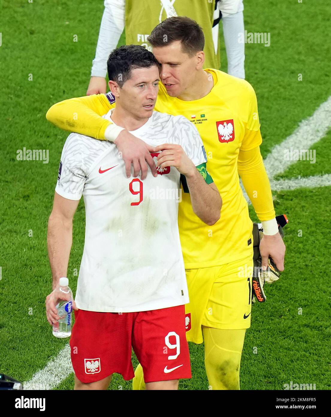 Robert Lewandowski und Torwart Wojciech Szczesny aus Polen nach dem Spiel der Gruppe C der FIFA-Weltmeisterschaft im Education City Stadium in Doha, Katar. Foto: Samstag, 26. November 2022. Stockfoto