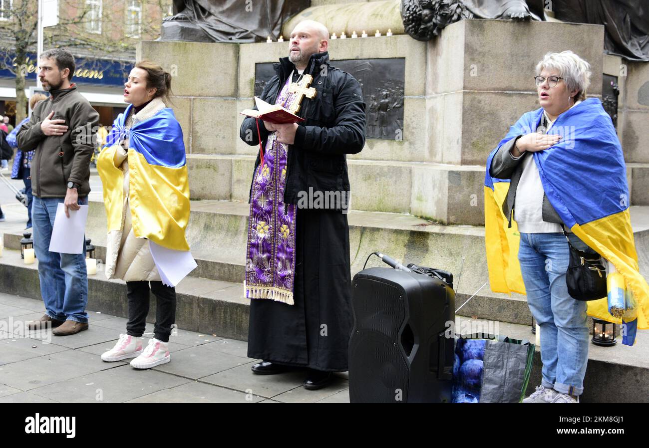 Manchester, Großbritannien, 26.. November 2022. Eine kleine Demonstration über die russische Invasion der Ukraine in Piccadilly Gardens, im Zentrum von Manchester, England, Großbritannien. Sie wurde vom Ukrainian Cultural Centre Manchester organisiert. Im Protest wurde festgestellt, dass es sich um den 90.. Jahrestag der Terrorhungersnot in der sowjetischen Ukraine von 1932 bis 1933 handelt, dem Holodomor, der Millionen Ukrainer tötete. Kredit: Terry Waller/Alamy Live News Stockfoto