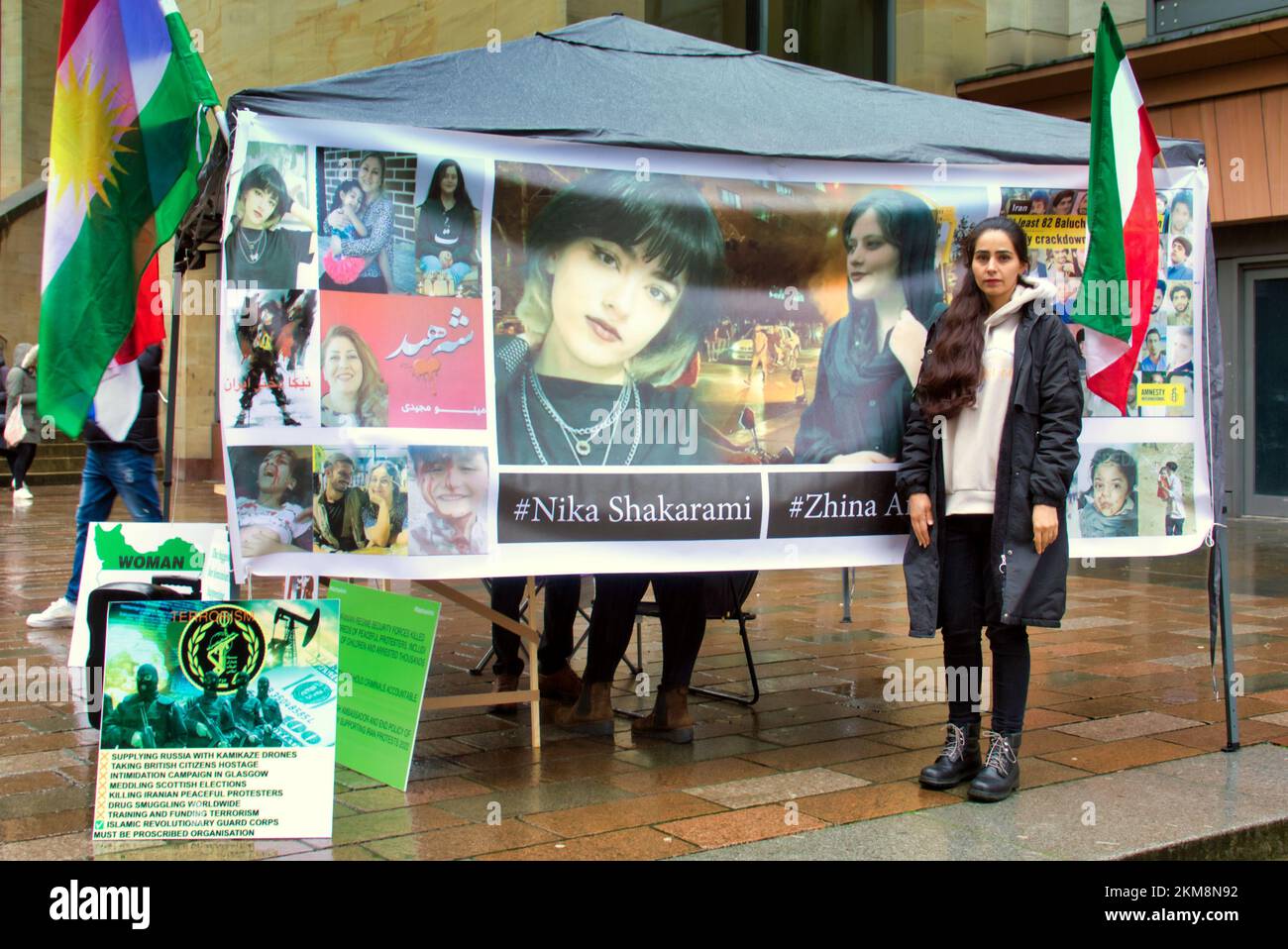 Glasgow, Schottland, Großbritannien, 26.. November 2022. Der iranische Protest gegen die Rechte der Frauen hatte einen Stand in der Nähe der buchanan-Stufen, der jetzt, da der George Square ein Weihnachtsmarkt geworden ist, der Mittelpunkt des Protests war. Credit Gerard Ferry/Alamy Live News Stockfoto