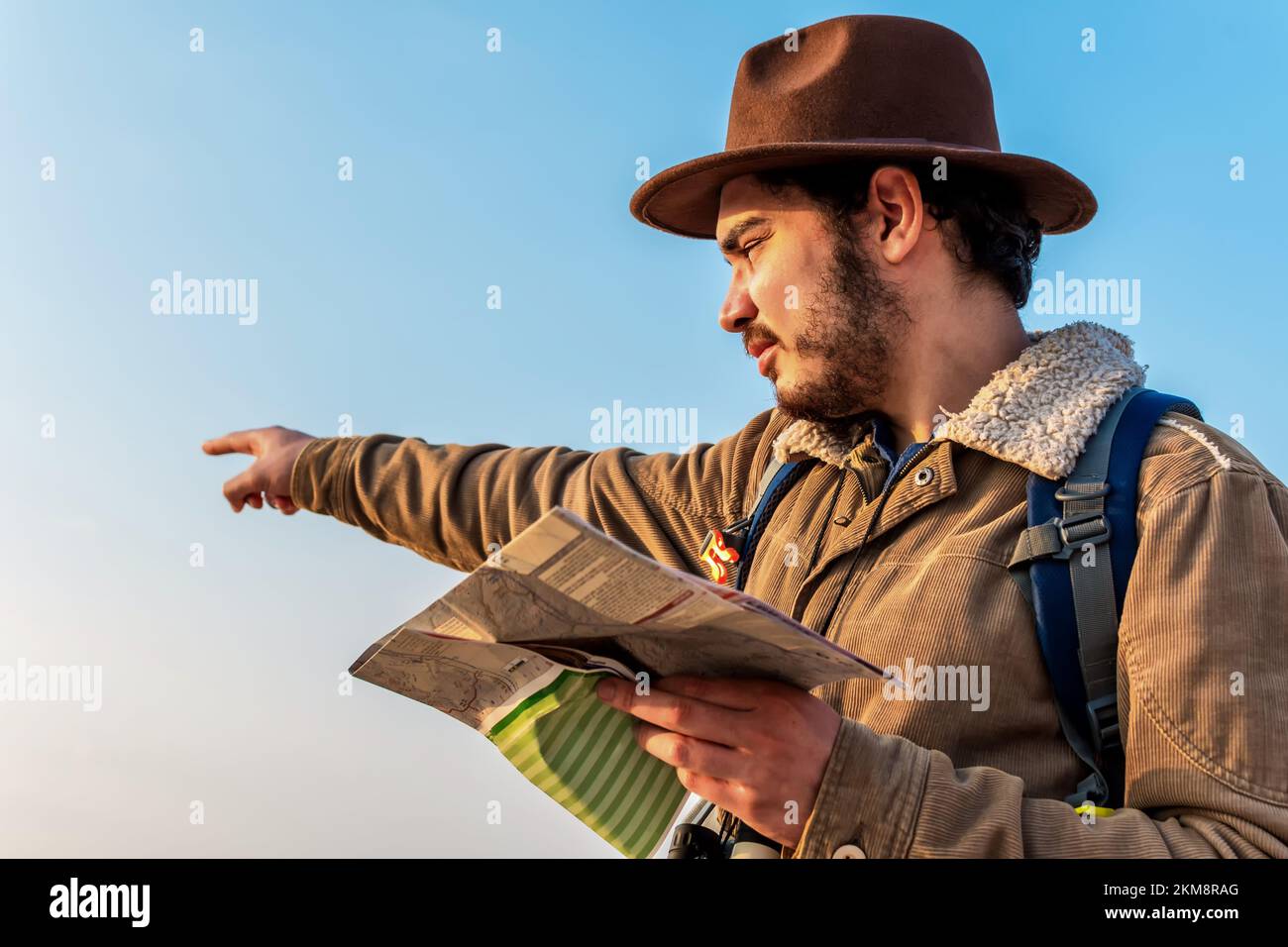 Nahaufnahme eines männlichen Wanderer, der das Ziel auf einer Karte ausfindig macht Stockfoto