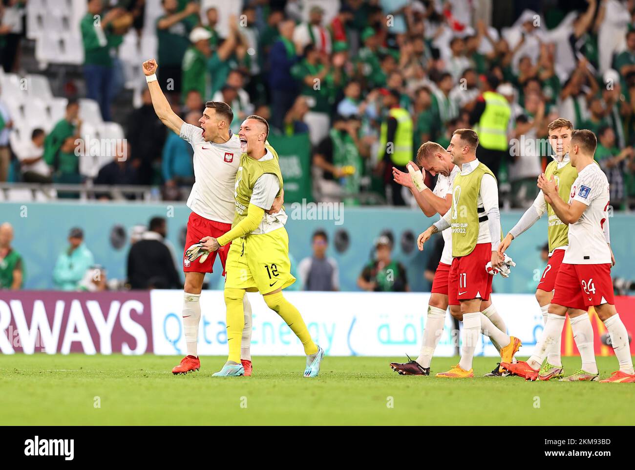 Al-Rayyan, Katar. 26.. November 2022. Spieler aus Polen feiern nach dem Spiel der Gruppe C zwischen Polen und Saudi-Arabien bei der FIFA-Weltmeisterschaft 2022 im Education City Stadium in Al Rayyan, Katar, am 26. November 2022. Kredit: Ding Xu/Xinhua/Alamy Live News Stockfoto