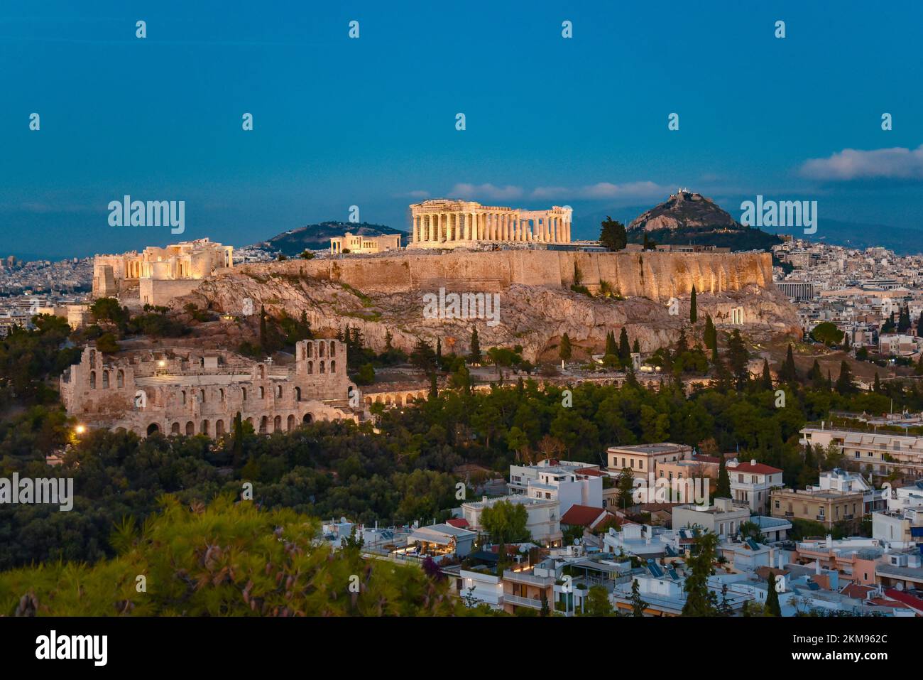 Herrlicher Blick auf die Akropolis von Athen, Griechenland in der Dämmerung. Atemberaubende UNESCO-historische Stätte. Stockfoto
