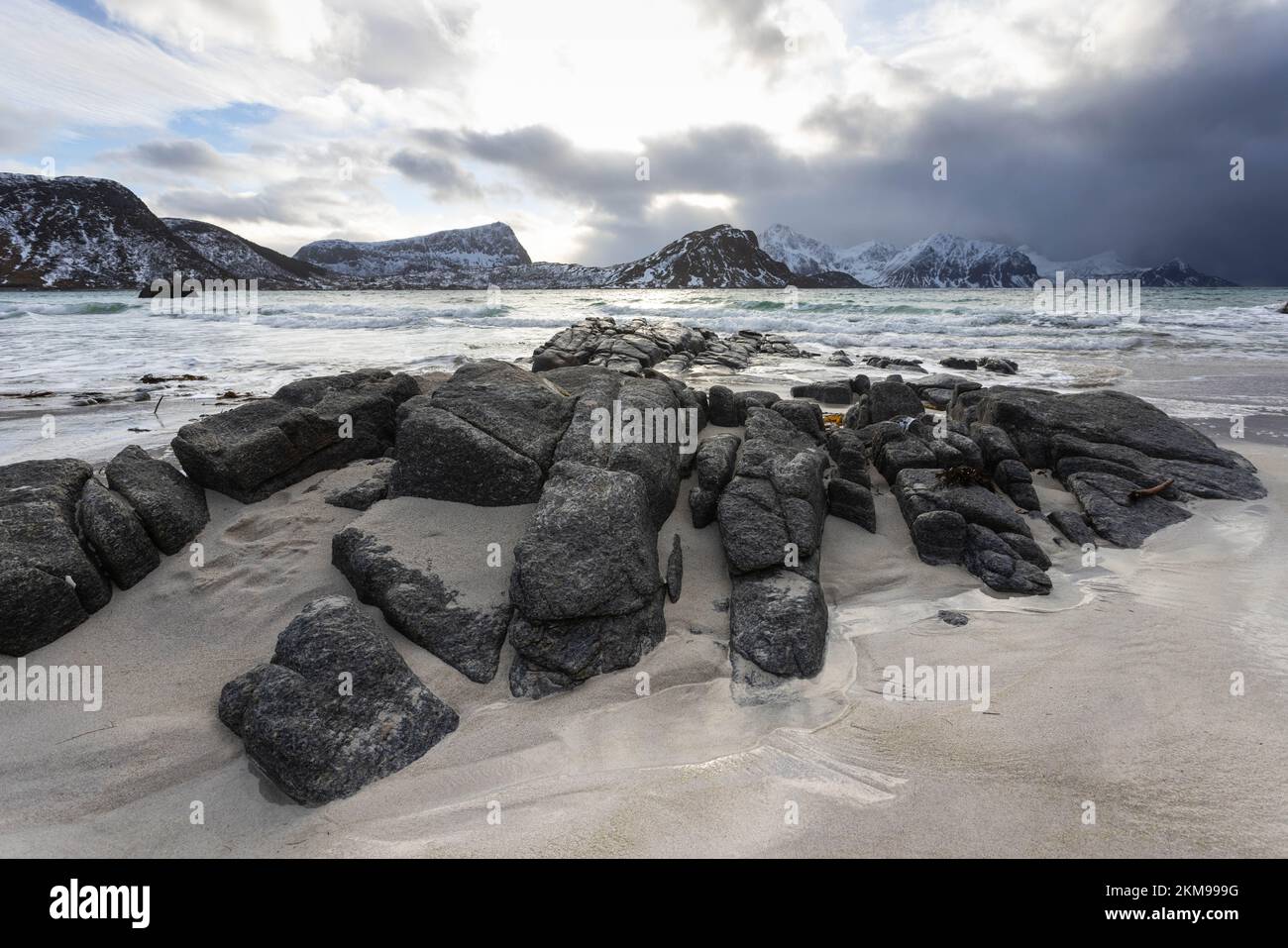 Felsen an einem Strand in Nordnorwegen während eines Sturms Stockfoto