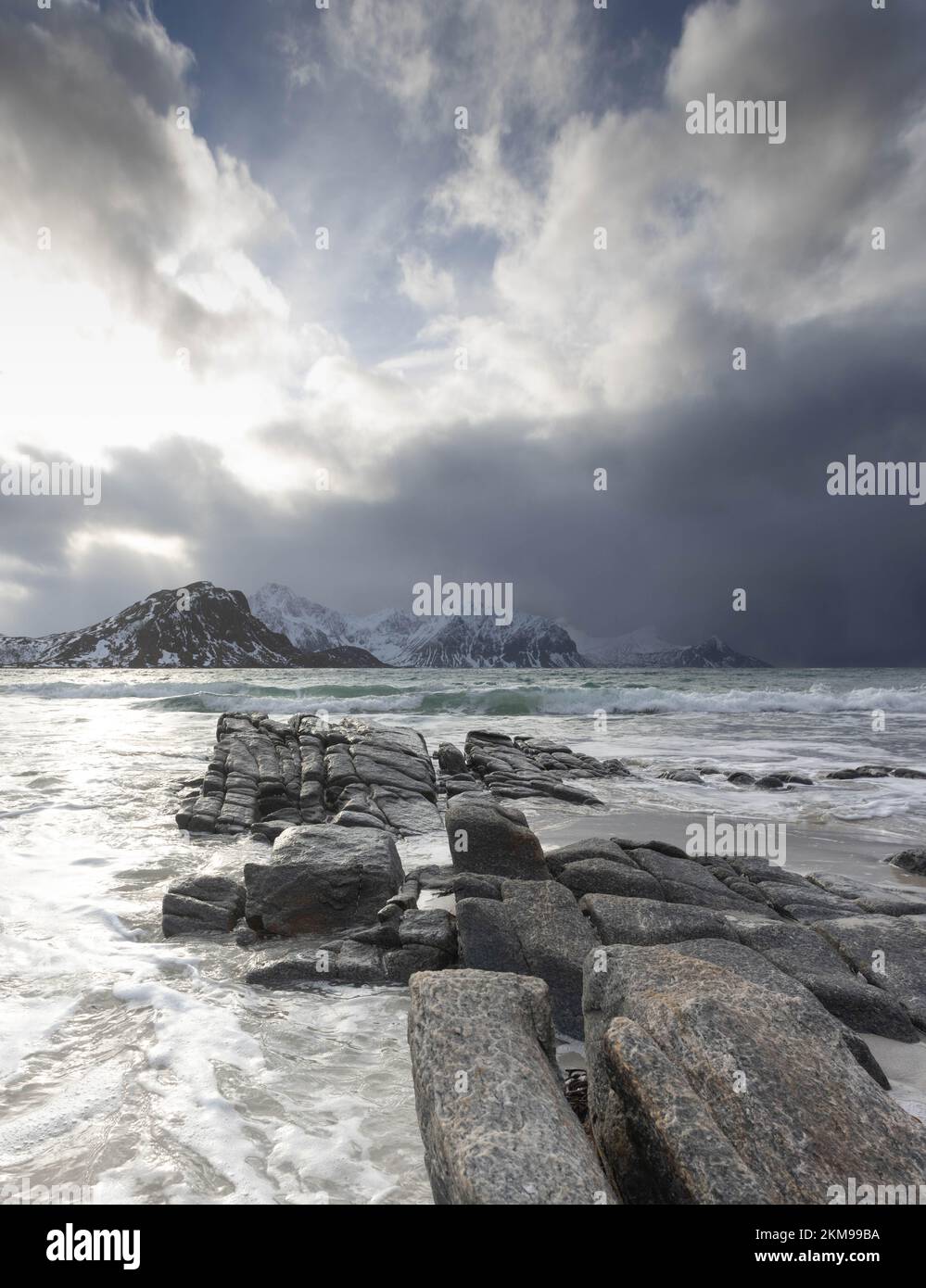 Felsen an einem Strand in Nordnorwegen während eines Sturms Stockfoto