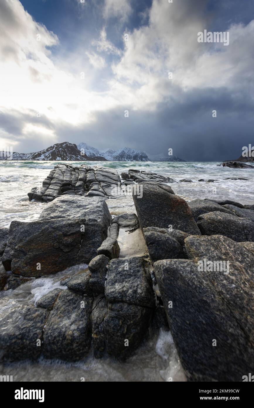 Felsen an einem Strand in Nordnorwegen während eines Sturms Stockfoto