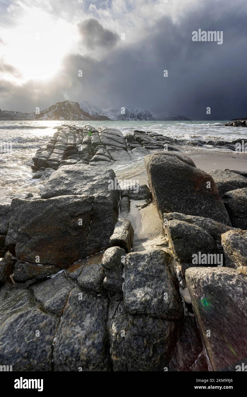 Felsen an einem Strand in Nordnorwegen während eines Sturms Stockfoto