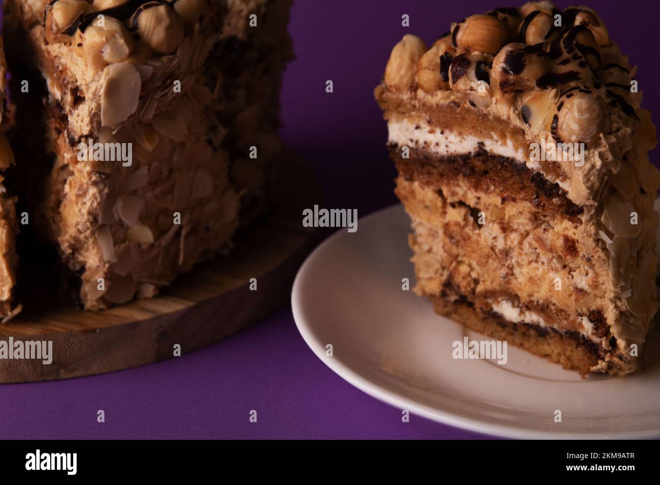 Fotografieren Sie ein Stück Kuchen und eine Tasse Kaffee im Hintergrund des Kuchens Stockfoto