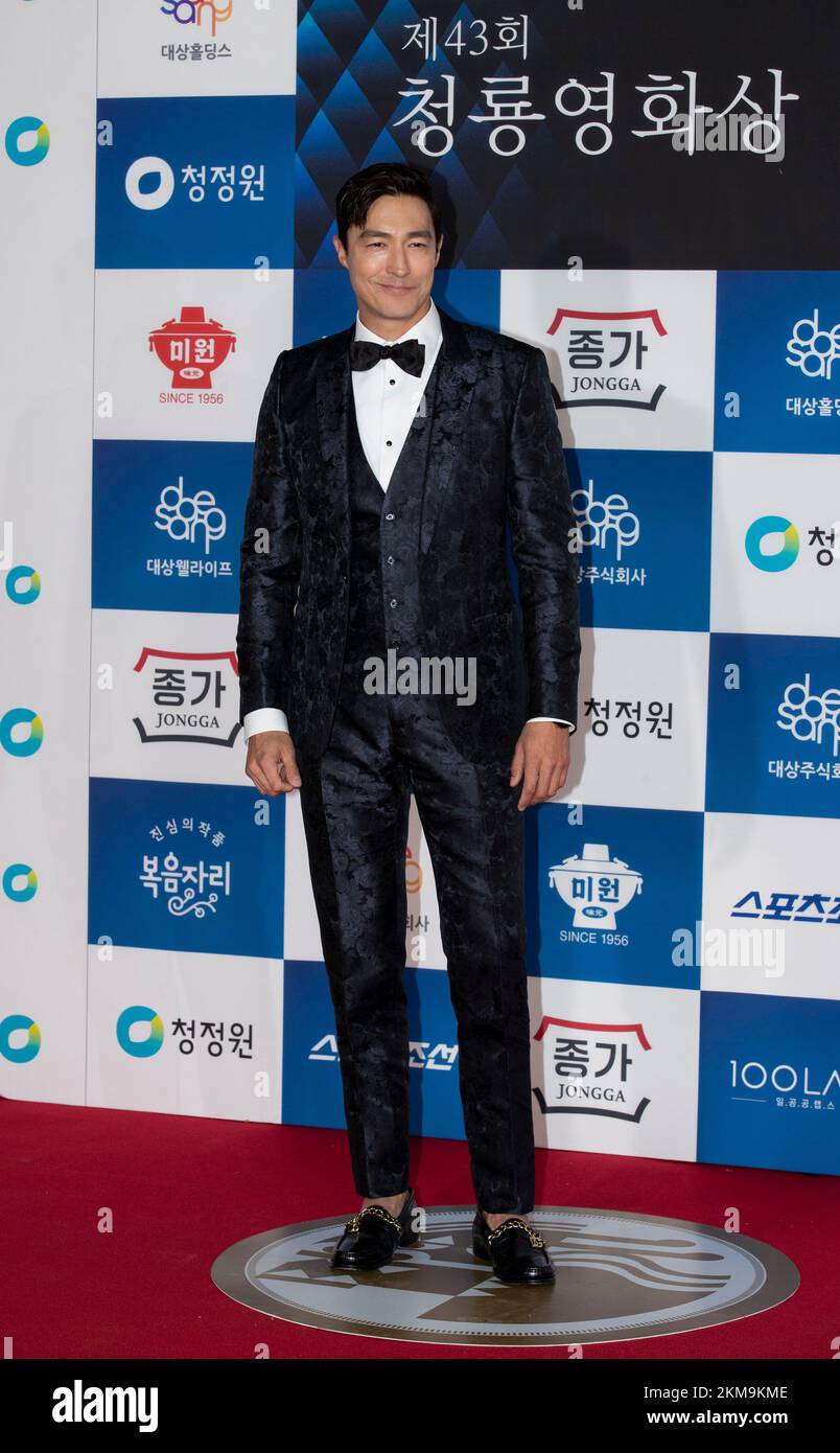 Seoul, Südkorea. 25.. November 2022. Der amerikanisch-südkoreanische Schauspieler Daniel Henney trifft am 25. November 2022 in der KBS Hall in Seoul, Südkorea, auf dem roten Teppich für die „43. Blue Dragon Film Awards“ ein. (Foto: Lee Young-ho/Sipa USA) Kredit: SIPA US/Alamy Live News Stockfoto