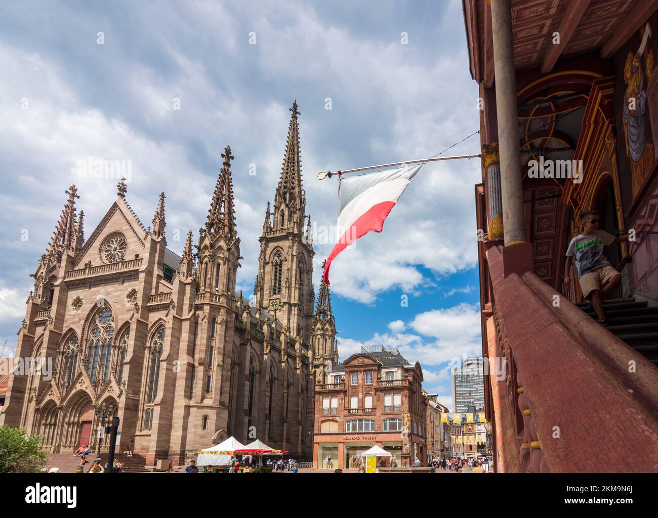 Mulhouse (Mülhausen): protestantische Kirche Saint-Etienne, Place de la Réunion, Rathaus (rechts) im Elsass, Haut-Rhin (Oberelsass), Frankreich Stockfoto