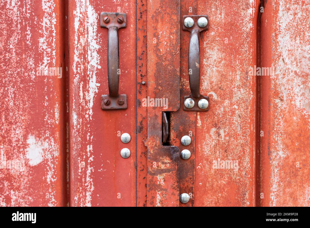 Verwitterte Scheunentüren zu einem Metallgebäude Stockfoto