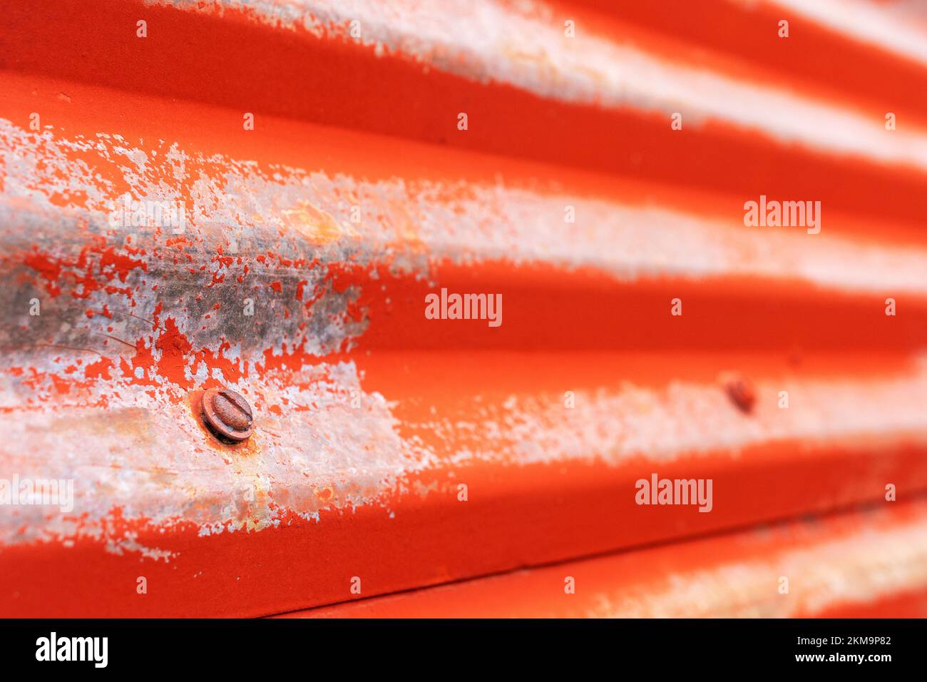 Ein Kratzer an der Seite eines Metallgebäudes. Stockfoto