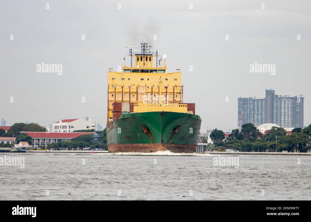 Das Containerschiff segelt vom Fluss Chao Phraya, Thailand Stockfoto