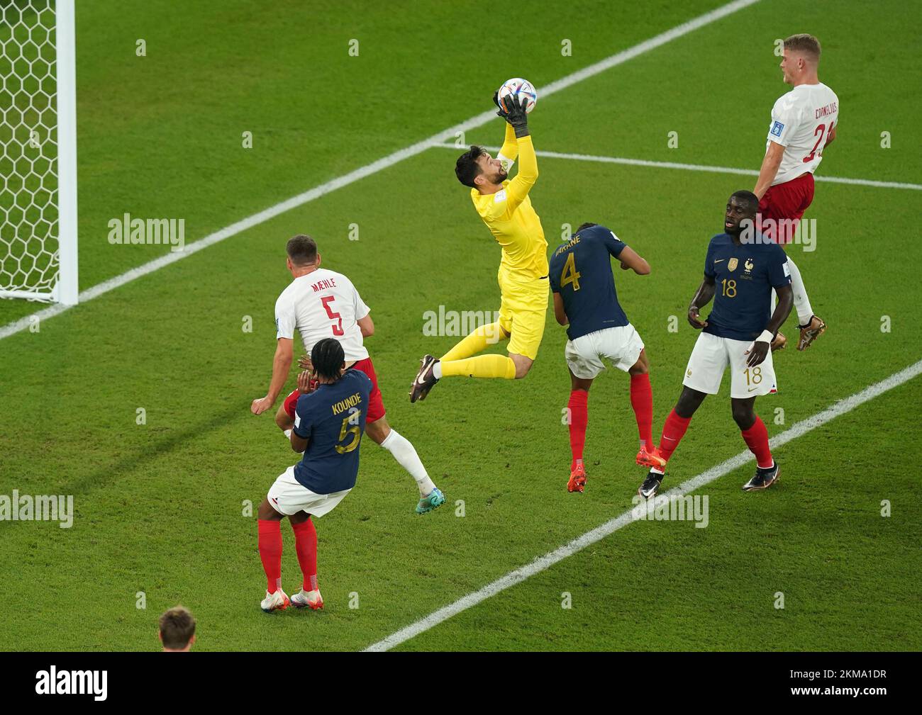 Der französische Torhüter Hugo Lloris schnappt sich beim FIFA-Weltmeisterschaftsspiel Gruppe D im Stadium 974 in Doha, Katar, ein Kreuz aus der Luft. Foto: Samstag, 26. November 2022. Stockfoto