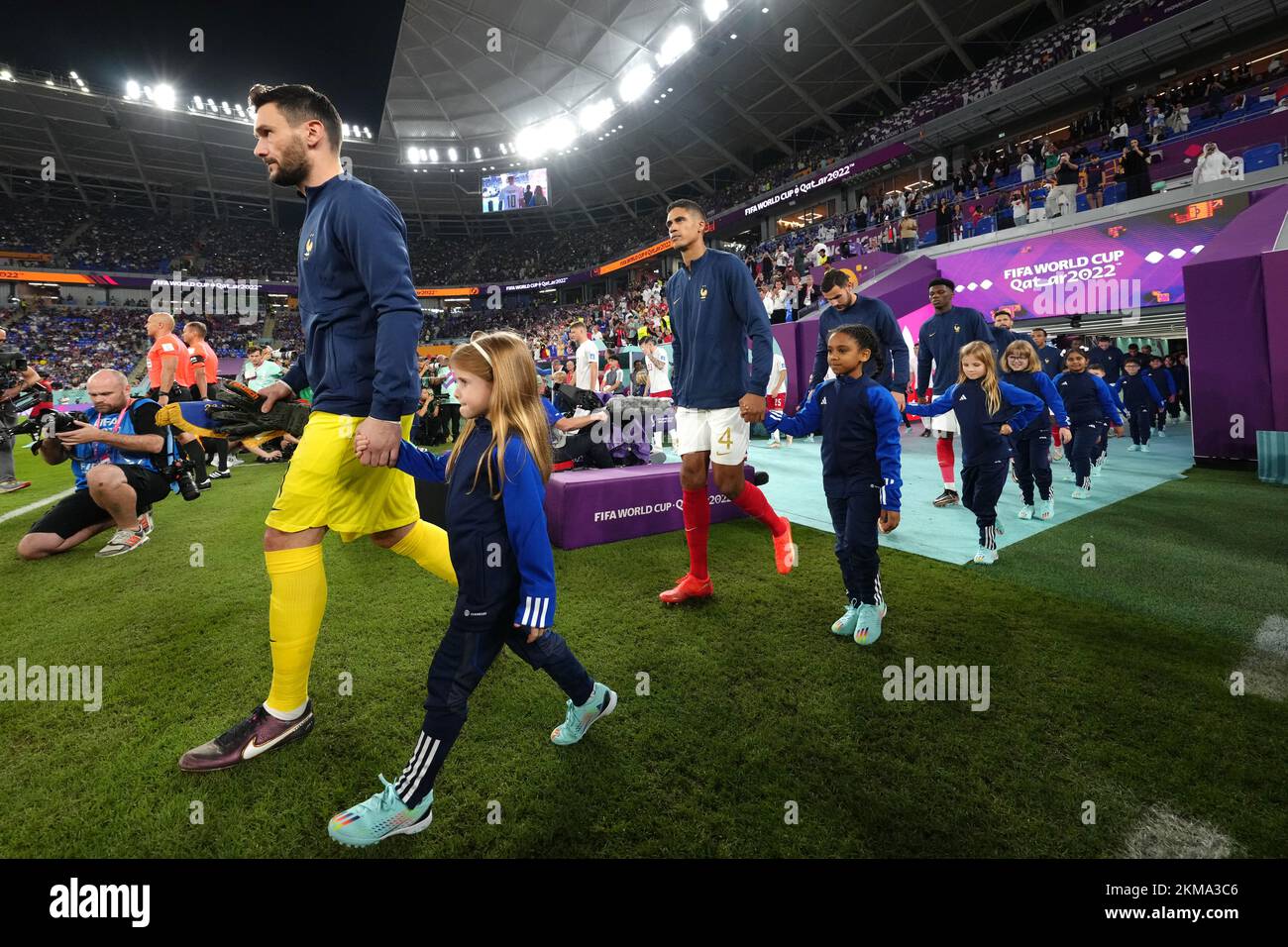 Der französische Torhüter Hugo Lloris (links) tritt vor dem FIFA-Weltmeisterschaftsspiel der Gruppe D im Stadium 974 in Doha, Katar, an seiner Seite. Foto: Samstag, 26. November 2022. Stockfoto