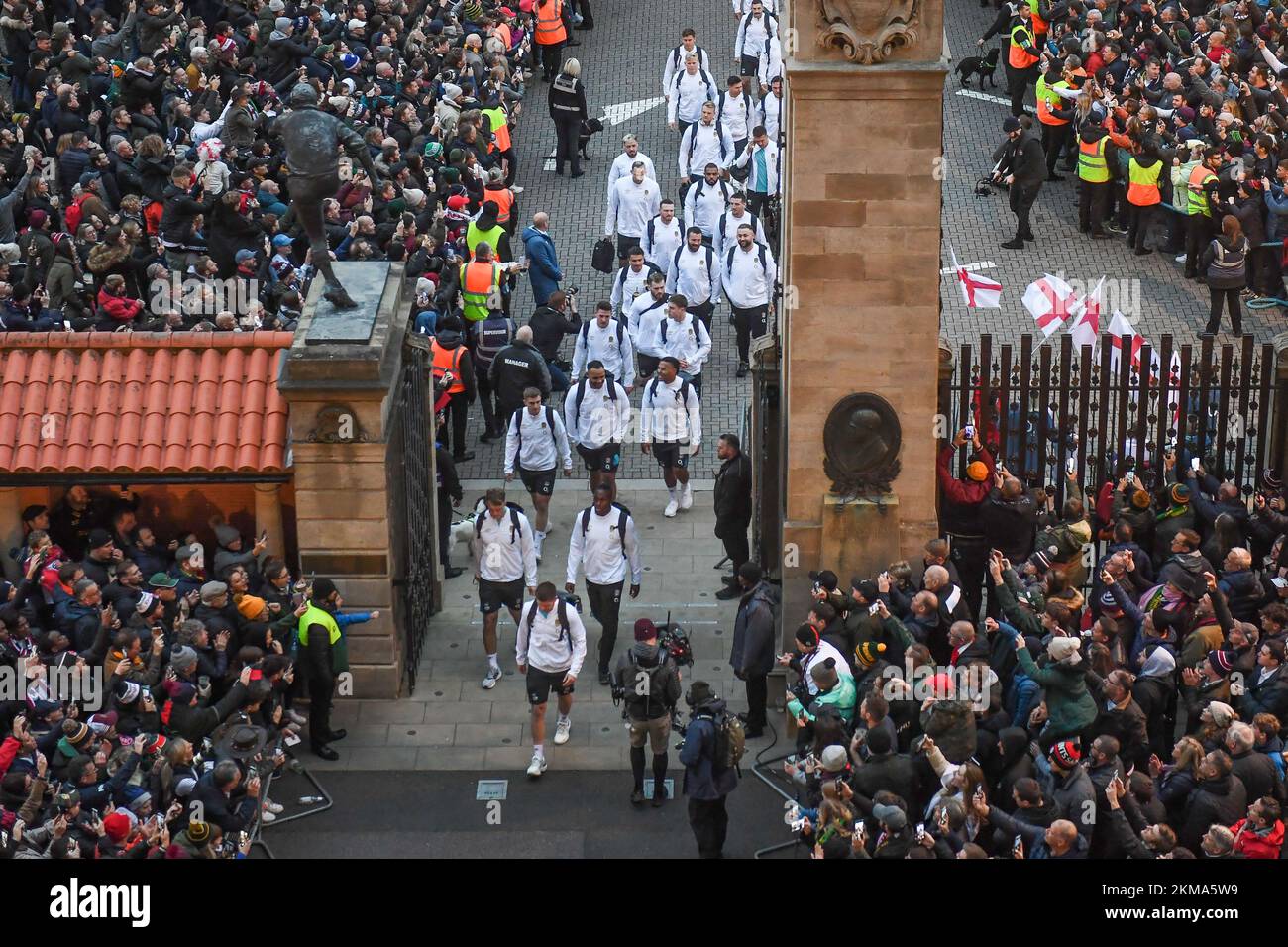 Ankunft des englischen Teams während des internationalen Herbstspiels England gegen Südafrika im Twickenham Stadium, Twickenham, Großbritannien, 26.. November 2022 (Foto: Mike Jones/News Images) Stockfoto