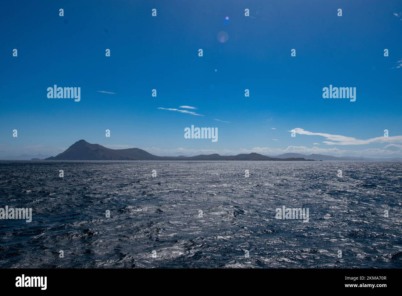 Wir nähern uns dem Kap Horn und segeln von der Schlupfpassage nach Norden. An einem sonnigen Tag mit blauem Himmel. Stockfoto