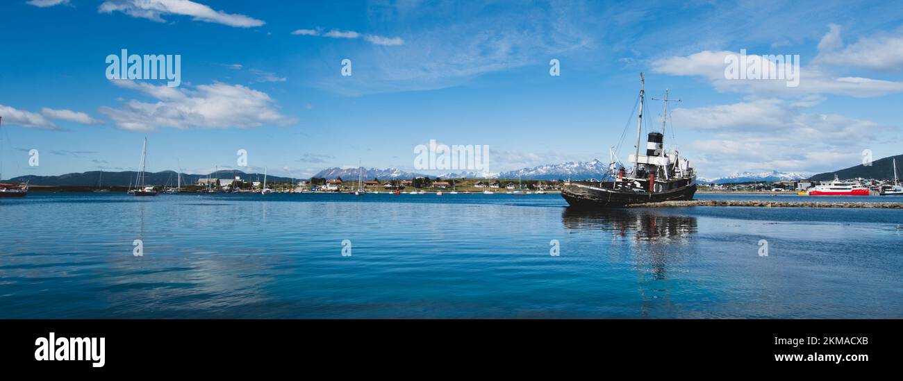 St. Christopher Schiffswrack mit Ushuaia Hafen und Andres Gebirge im Hintergrund. Das Ear-Schiff aus dem 2. Weltkrieg ist jetzt ein Denkmal für alle verlorenen Schiffe. Stockfoto