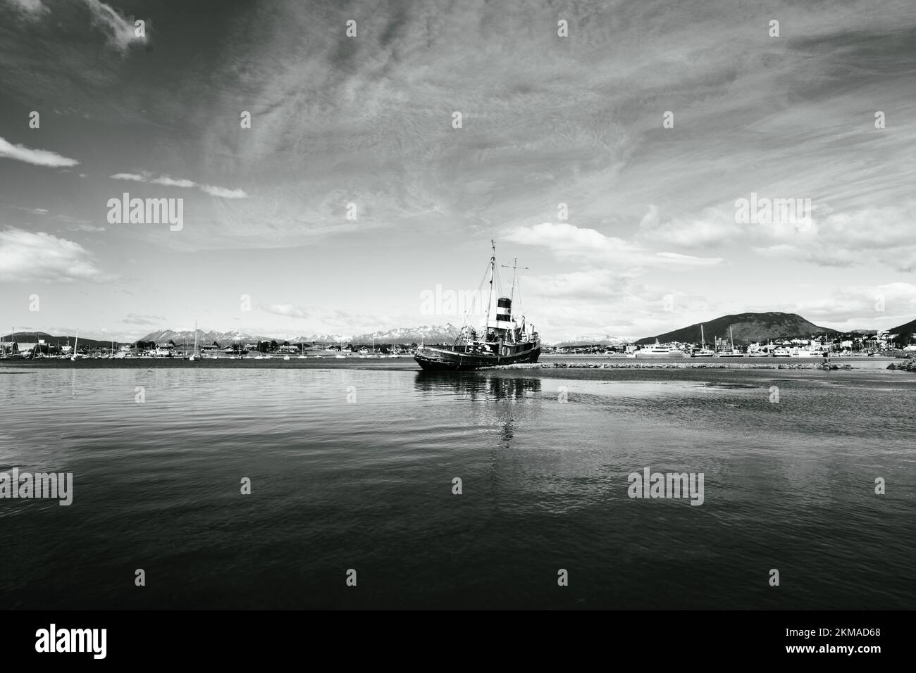 St. Christopher Schiffswrack mit Ushuaia Hafen und Andres Gebirge im Hintergrund. Das Ear-Schiff aus dem 2. Weltkrieg ist jetzt ein Denkmal für alle verlorenen Schiffe. Stockfoto