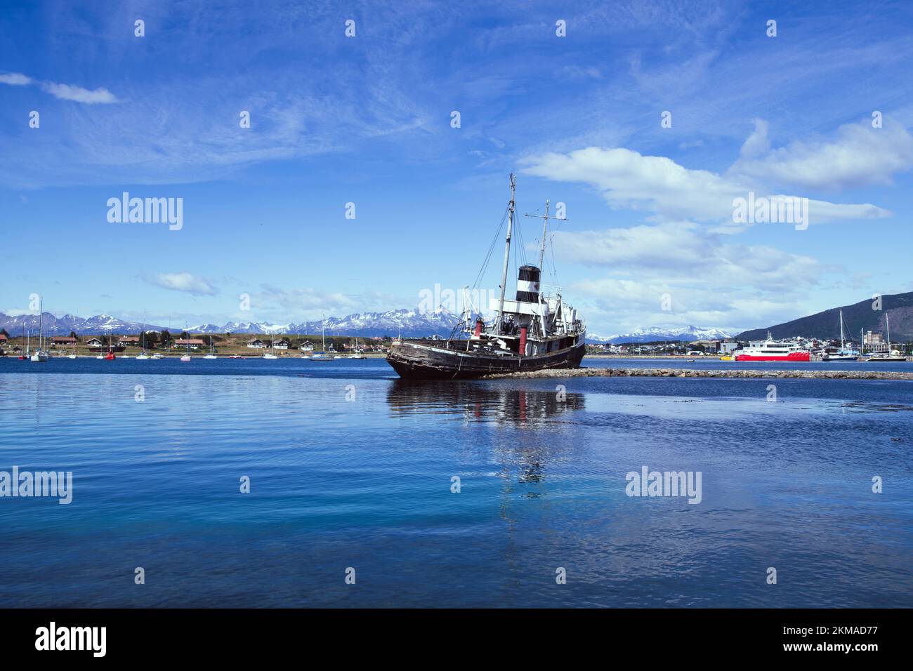 St. Christopher Schiffswrack mit Ushuaia Hafen und Andres Gebirge im Hintergrund. Das Ear-Schiff aus dem 2. Weltkrieg ist jetzt ein Denkmal für alle verlorenen Schiffe. Stockfoto