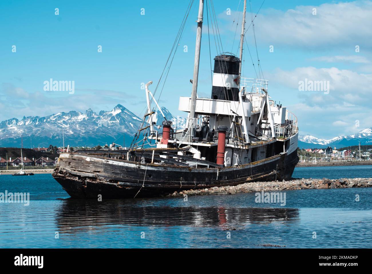 St. Christopher Schiffswrack mit Ushuaia Hafen und Andres Gebirge im Hintergrund. Das Ear-Schiff aus dem 2. Weltkrieg ist jetzt ein Denkmal für alle verlorenen Schiffe. Stockfoto