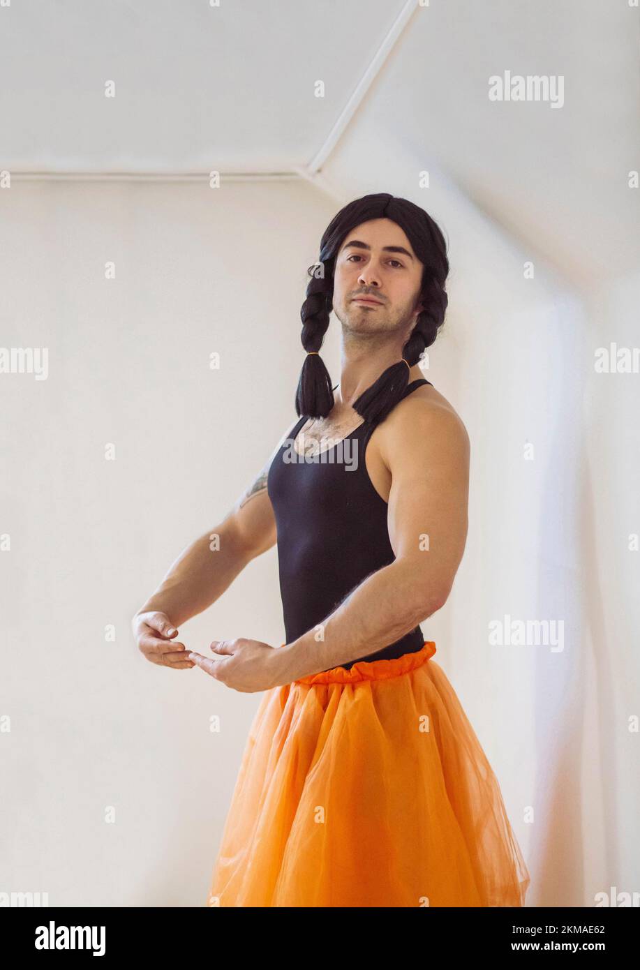 Junger Muskelmann, der vorgibt, eine Ballerina zu sein Stockfoto