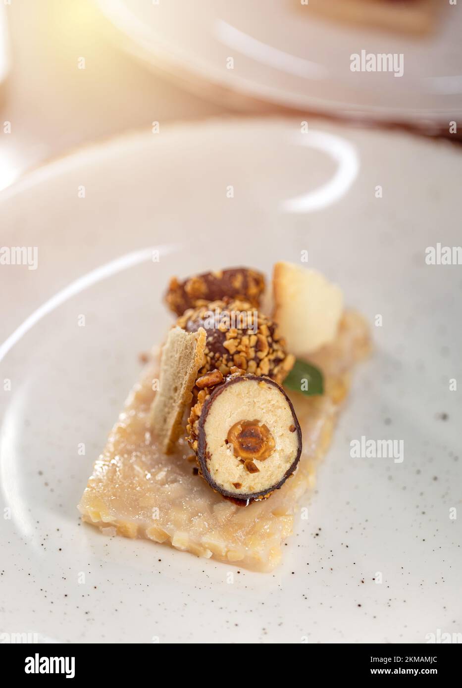 Kreative Vorspeise, Entenleberpastete mit Schokoladenmantel auf Quittengelee Stockfoto