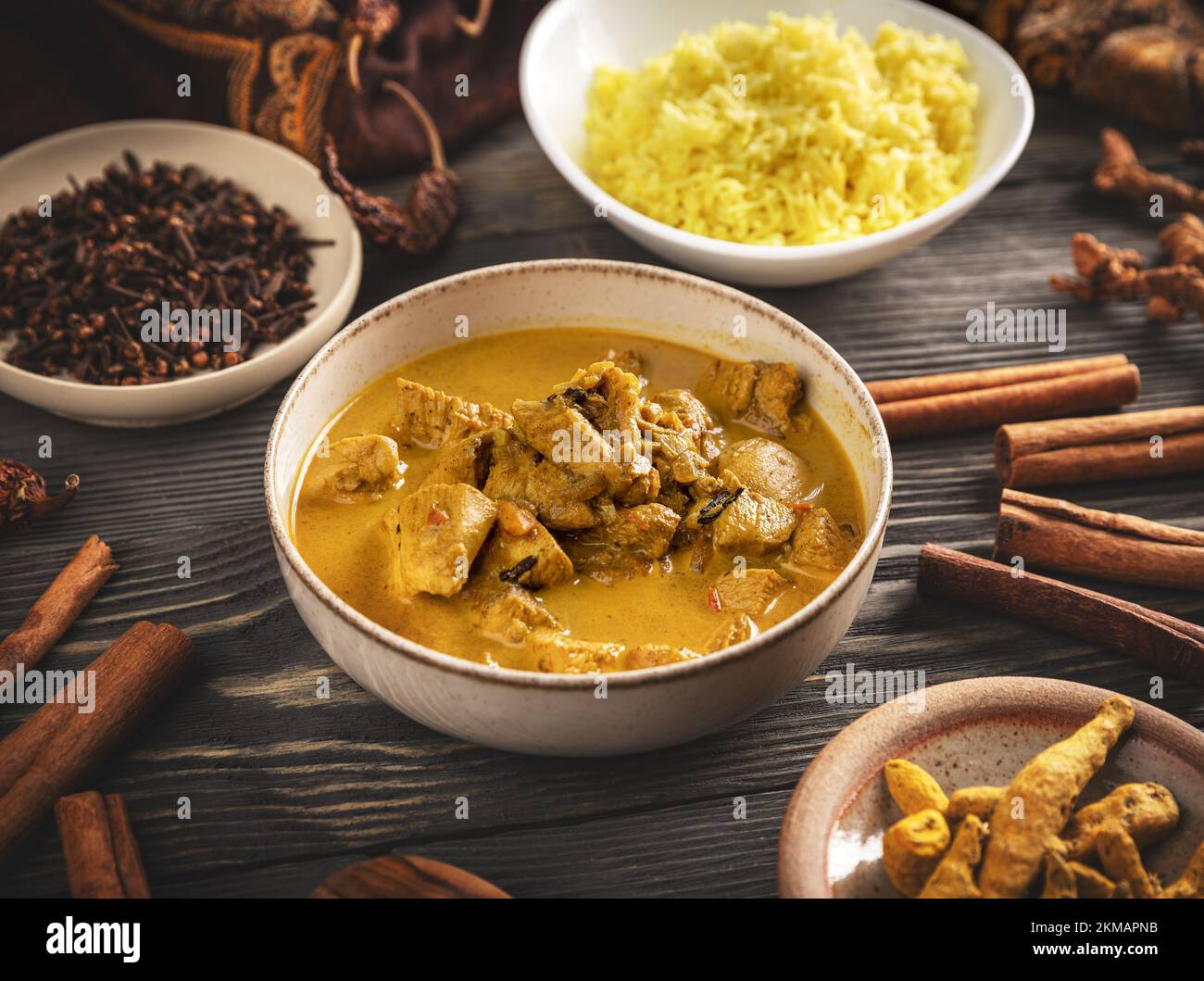 Hähnchen-Curry mit Jasminreis, indisches Speisekonzept Stockfoto