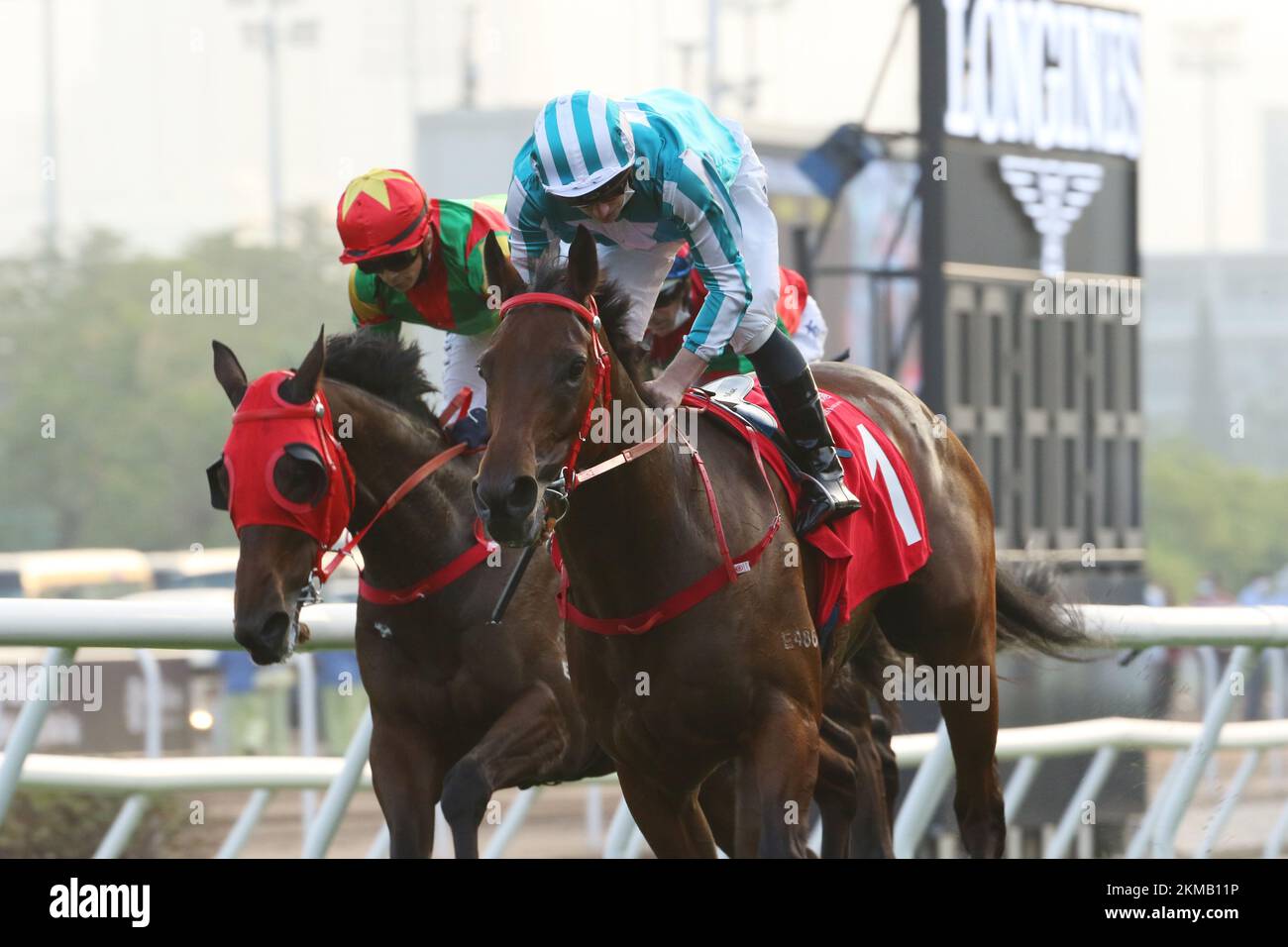 Rennen 8, ROMANTISCHER KRIEGER (1), unter der Leitung von James McDonald, gewann DEN BOCHK JOCKEY CLUB CUP (Gruppe 2, 2000m) bei Sha Tin. 20NOV22 SCMP/Kenneth Chan. Stockfoto