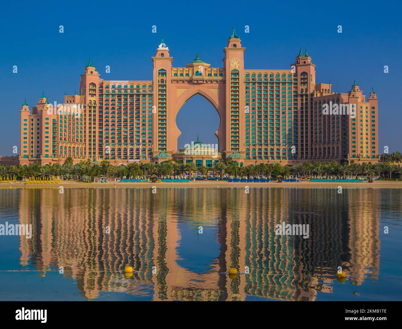 Dubai, Vereinigte Arabische Emirate - 19 2019. April: Atlantis Hotel Dubai fotografiert am Morgen aus Pointe, Dubai Stockfoto