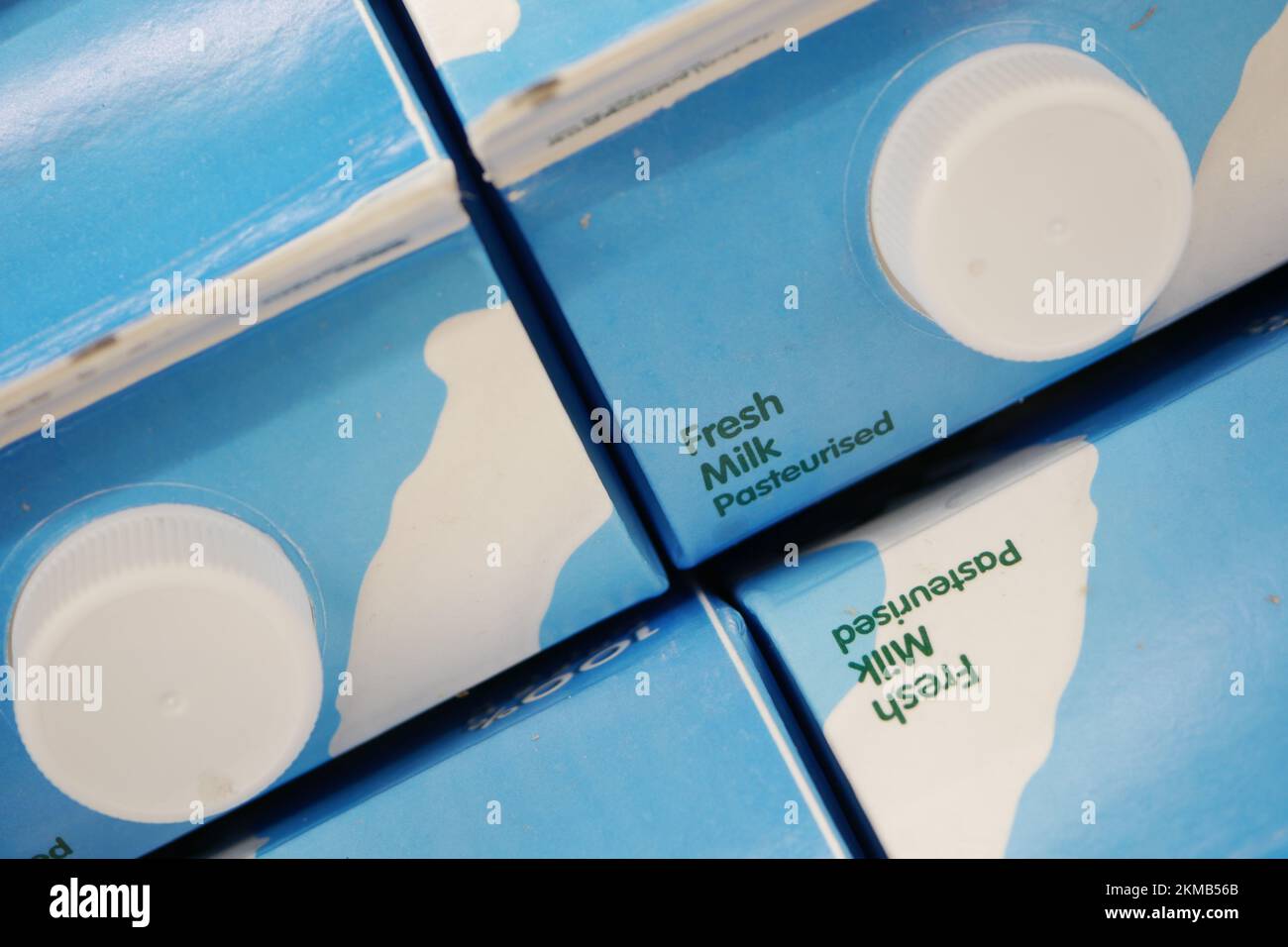 Ansicht von oben: BLAUES Milchpaket Stockfoto