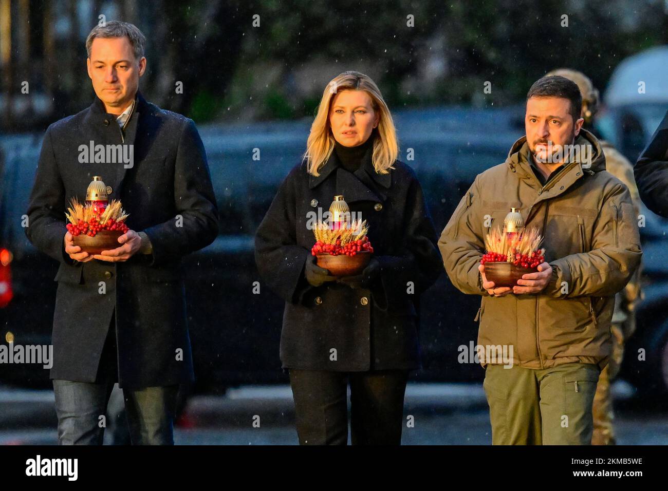 Premierminister Alexander De Croo, Zelenskys Frau Olena Zelenska und der ukrainische Präsident Wolodymyr Zelensky, die während einer Gedenkfeier zum Holodomor bei einem Besuch in Kiew, Ukraine, am Samstag, dem 26. November 2022 fotografiert wurden. Der Holodomor, auch bekannt als die Terror-Hungersnot oder die große Hungersnot, war von 1932 bis 1933 eine von Menschenhand verursachte Hungersnot in der sowjetischen Ukraine, bei der Millionen von Ukrainern ums Leben kamen. Premierminister De Croo und Außenminister Lahbib kamen am Samstag zu einem unangekündigten Besuch in der ukrainischen Hauptstadt Kiew an. Vor neun Monaten marschierte Russland in das Nachbarland ein. Belgien wird dafür eintreten Stockfoto