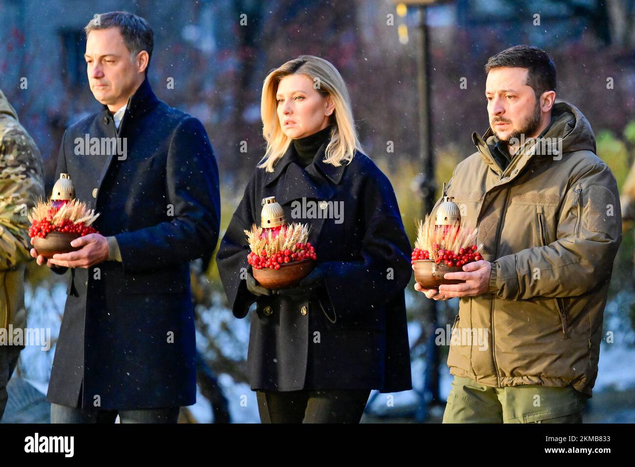 Premierminister Alexander De Croo, Zelenskys Frau Olena Zelenska und der ukrainische Präsident Wolodymyr Zelensky, die während einer Gedenkfeier zum Holodomor bei einem Besuch in Kiew, Ukraine, am Samstag, dem 26. November 2022 fotografiert wurden. Der Holodomor, auch bekannt als die Terror-Hungersnot oder die große Hungersnot, war von 1932 bis 1933 eine von Menschenhand verursachte Hungersnot in der sowjetischen Ukraine, bei der Millionen von Ukrainern ums Leben kamen. Premierminister De Croo und Außenminister Lahbib kamen am Samstag zu einem unangekündigten Besuch in der ukrainischen Hauptstadt Kiew an. Vor neun Monaten marschierte Russland in das Nachbarland ein. Belgien wird dafür eintreten Stockfoto