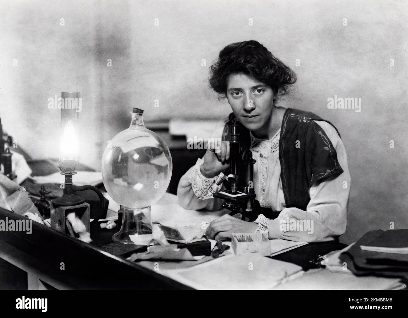 Ein Porträtfoto von Marie Stopes in ihrem Labor. 1904. Stockfoto